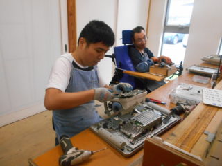 DSCN8109 あゆも組立作業2人